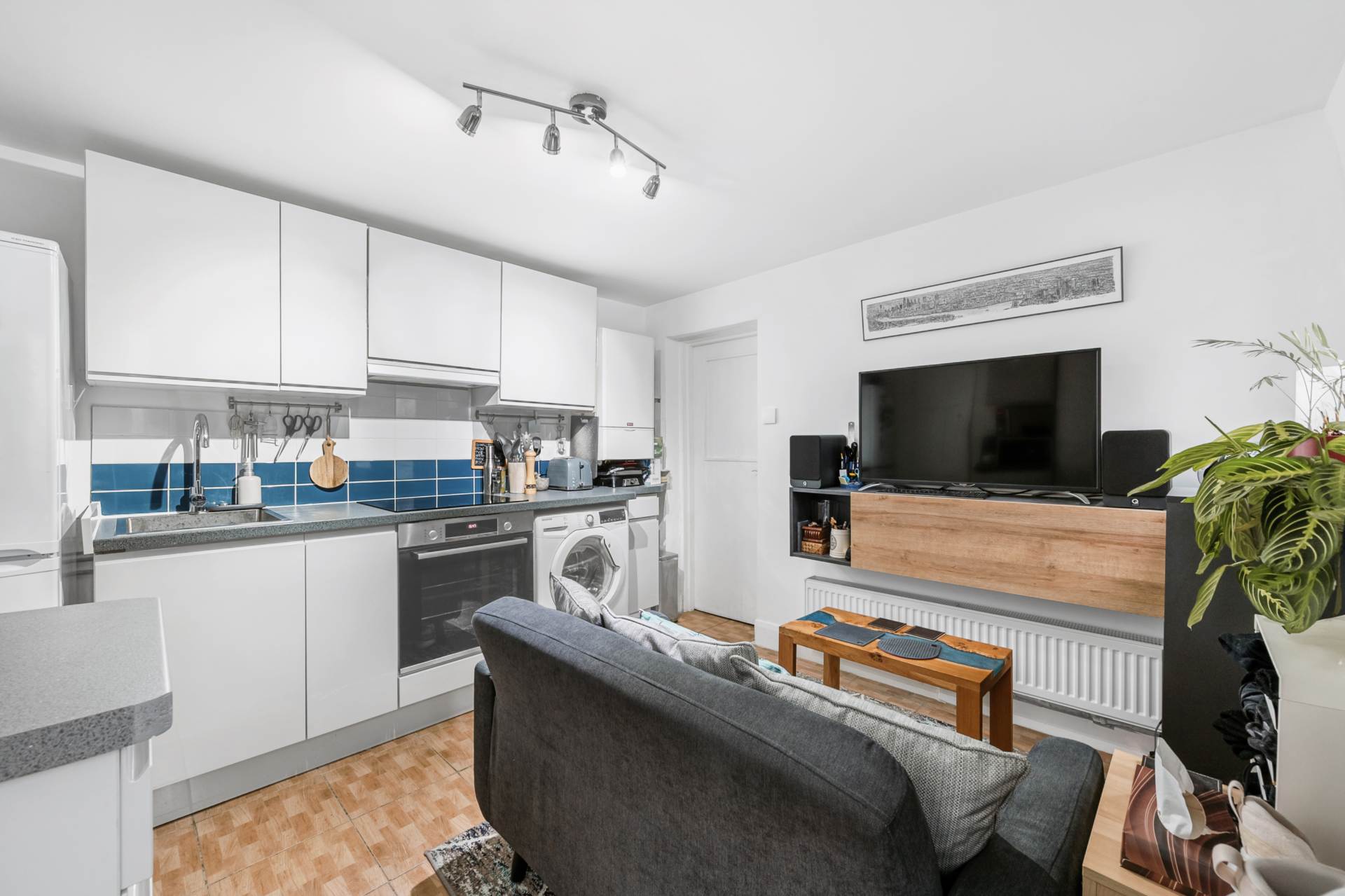 Market Terrace, Albany Road, Brentford, Image 3