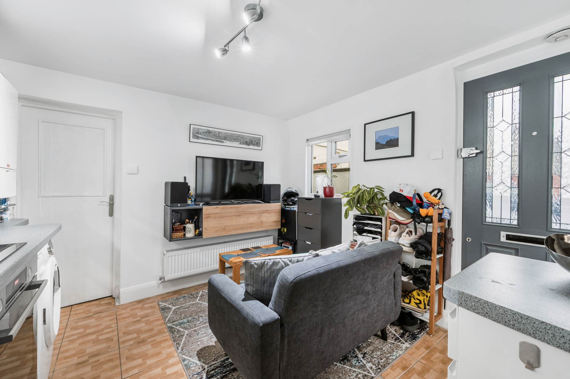 Market Terrace, Albany Road, Brentford, Image 4