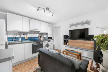 Market Terrace, Albany Road, Brentford, Image 3