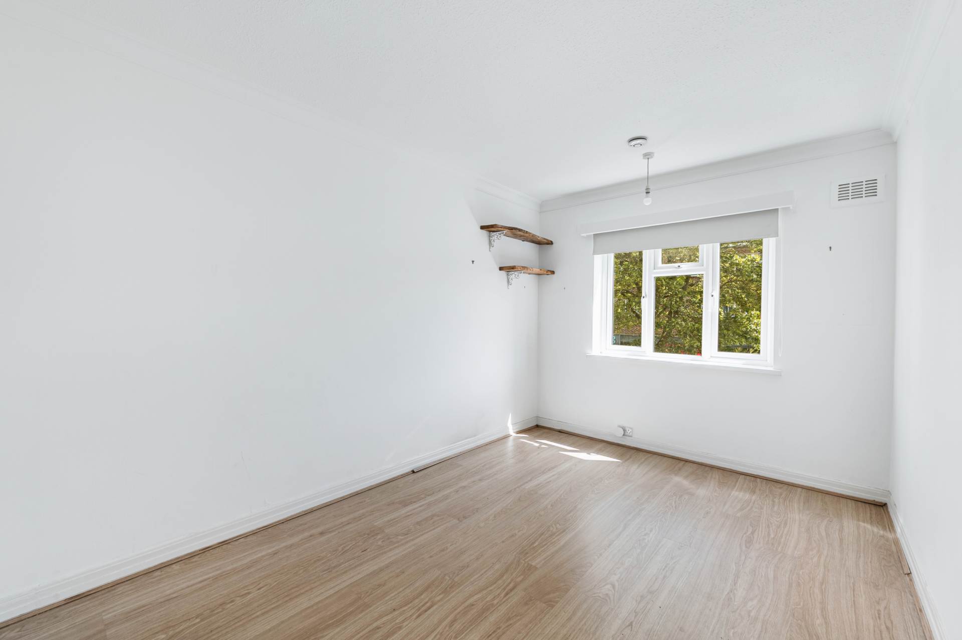Hanger Court, Hanger Green, Image 8