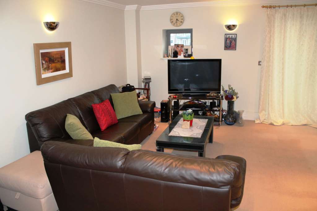 The Island, Tallow Road, Brentford, Image 5
