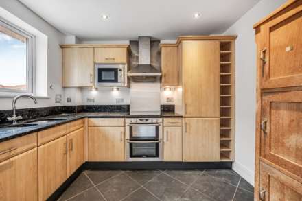 High Street, Brentford, Image 4