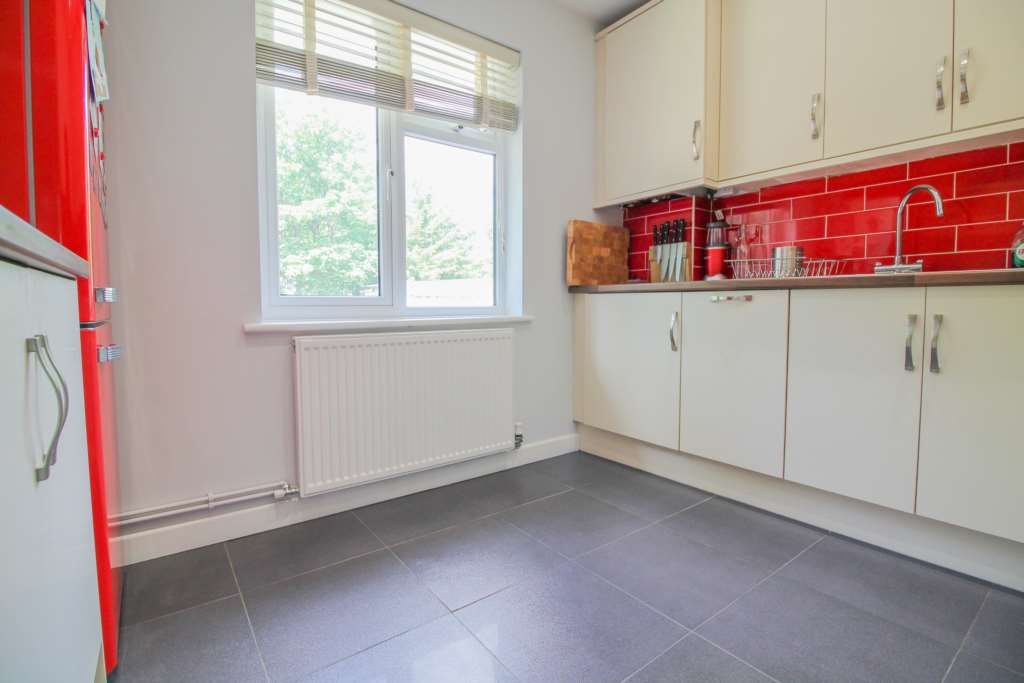 Brambles Close, Isleworth, Image 10