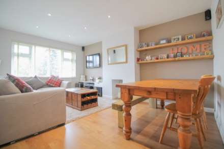2 Bedroom Maisonette, Brambles Close, Isleworth