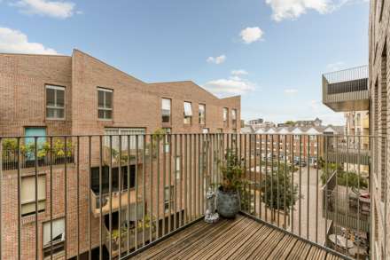 Bowline Court, Brentford Lock West, Image 7