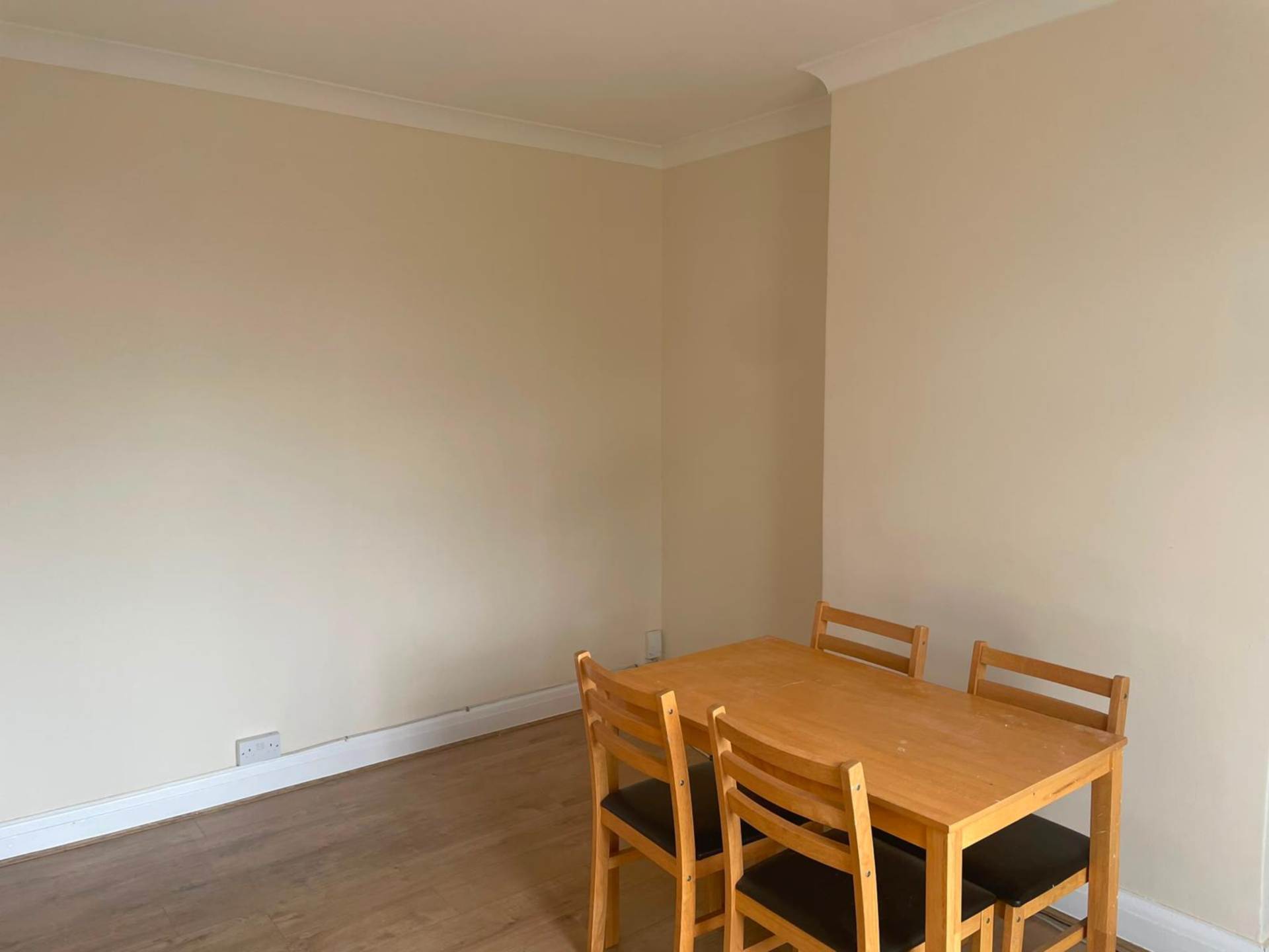 Bath Road, Cranford, Image 4