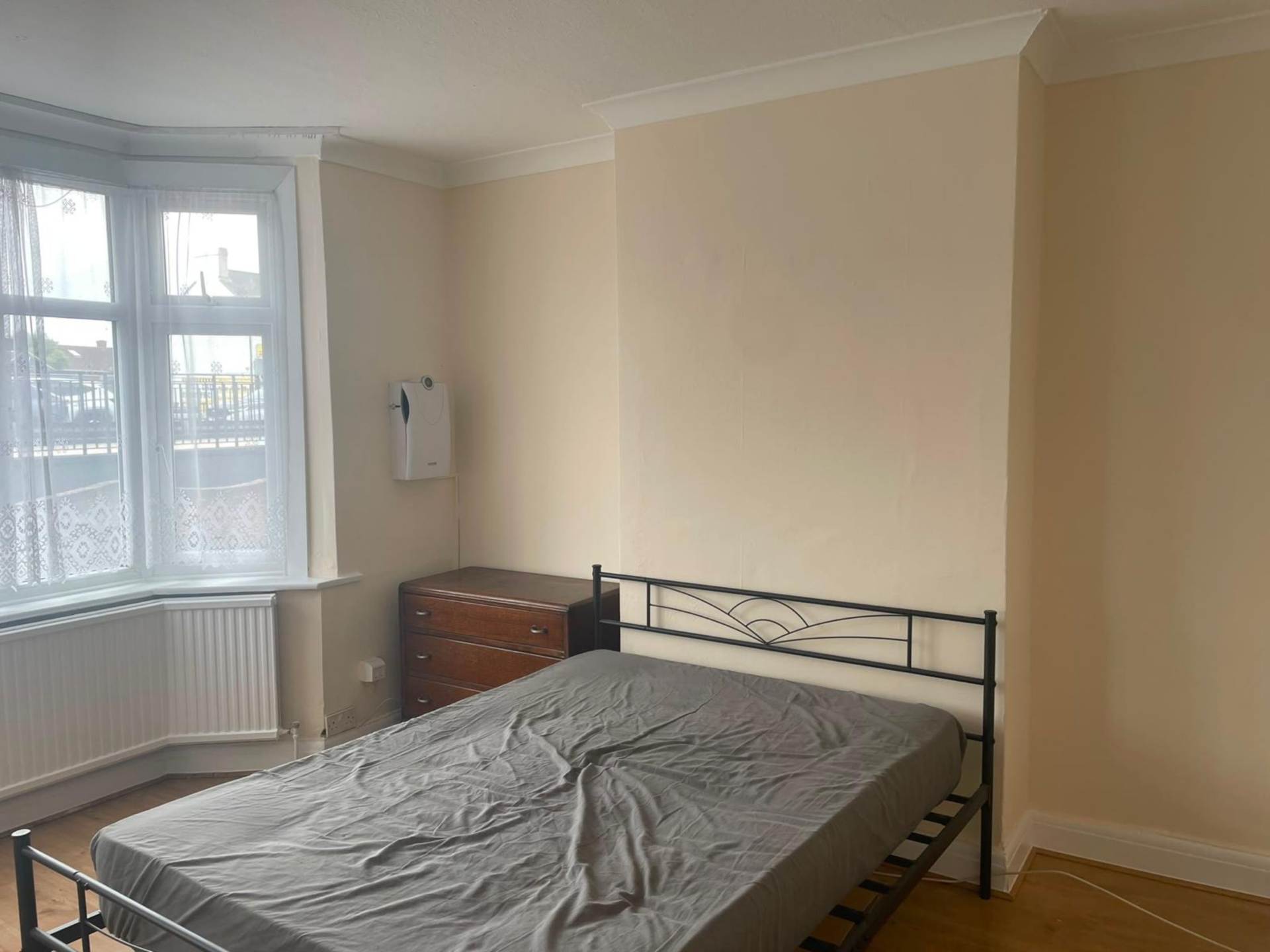 Bath Road, Cranford, Image 6