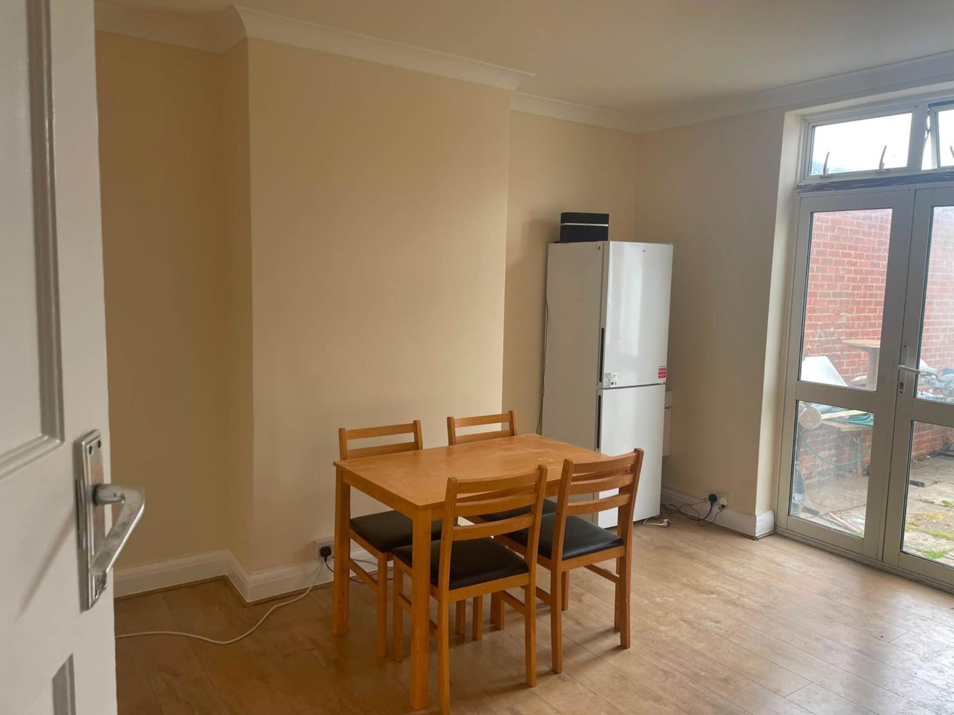 Bath Road, Cranford, Image 9