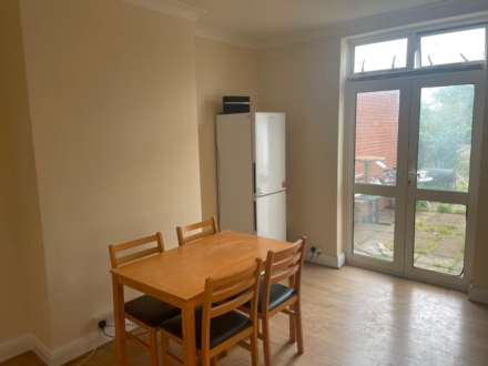 Bath Road, Cranford, Image 5