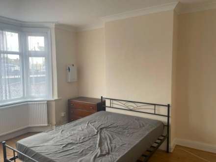 Bath Road, Cranford, Image 6