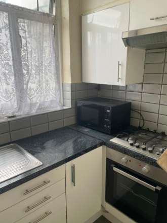 Bath Road, Cranford, Image 7