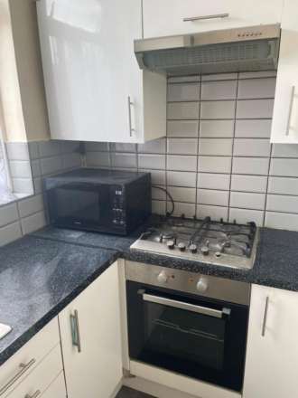 Bath Road, Cranford, Image 8