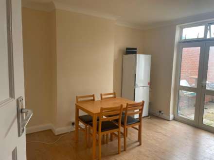 Bath Road, Cranford, Image 9
