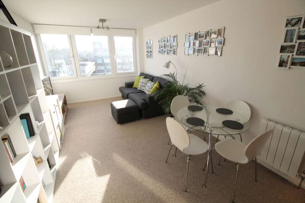 Numa Court, Brentford Dock  TW8, Image 3