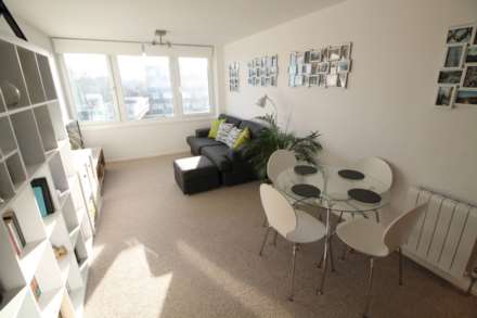 Numa Court, Brentford Dock  TW8, Image 3